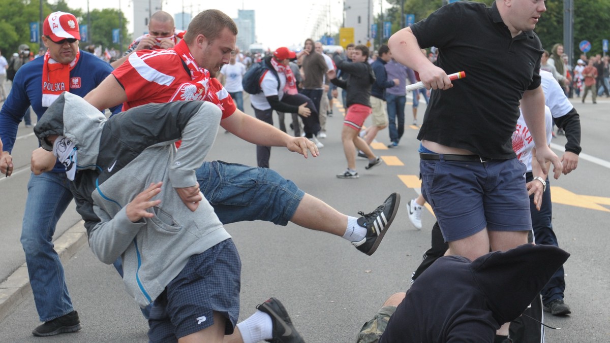 Sześciu kolejnych pseudokibiców zatrzymali w związku z wtorkowymi burdami stołeczni policjanci. Chuligani rozpoznani zostali dzięki zdjęciom i zapisom z monitoringu - poinformował rzecznik KSP Maciej Karczyński.