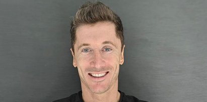 Robert Lewandowski dumnie tuli je do piersi. Wszystko widać na zdjęciu