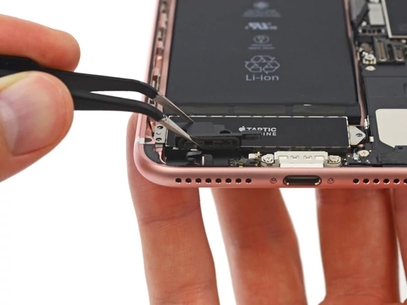 iPhone 7 - w miejscu minijacka znajduje się kawałek plastiku (fot.: iFixit)