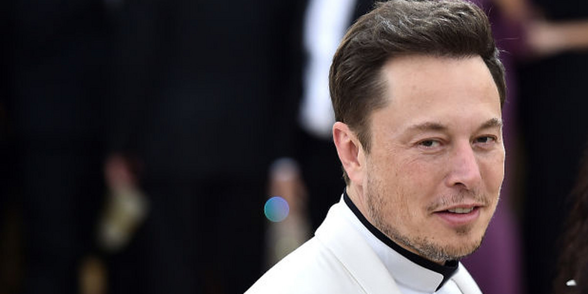 Elon Musk zadeklarował kilka dni temu chęć pomocy w akcji ratunkowej. Zapowiadał, że wyśle do Tajlandii swoich inżynierów, okazało się jednak, że sam poleciał przyjrzeć się trwającej już operacji 