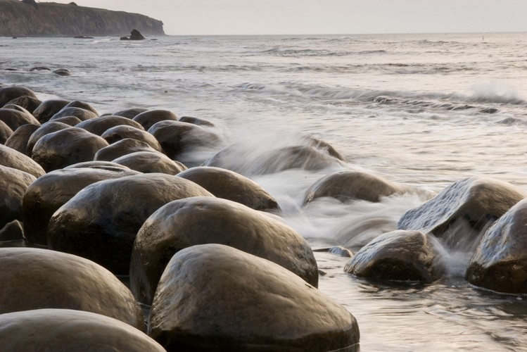 Bowling Ball Beach w Kalifornii - Okrągłe kamienie – to właśnie dla nich warto zobaczyć tę plażę. Kamienie wyglądają jak kule do kręgli, są idealnie okrągłe, symetryczne i idealnie zlokalizowane. Zupełnie, jakby zostały tam umieszczone specjalne.