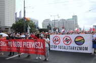 Uczestnicy Marszu Powstania Warszawskiego w 2021 r.