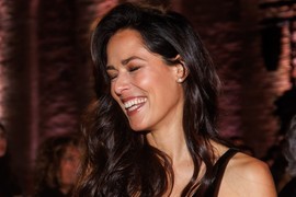 Ana Ivanović NOSI HALJINU koja klizi niz telo i privlači poglede kao magnet, na visini modnog zadatka i njena POZNATA KUMA - ovo je dokaz da PRIRODNA LEPOTA nema konkurenciju!