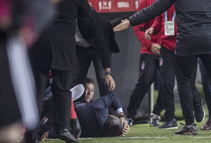 Senol Gunes z rozbitą głową trafił do szpitala. Meczu Fenerbahce - Besiktas z powodu zamieszek nie dokończono