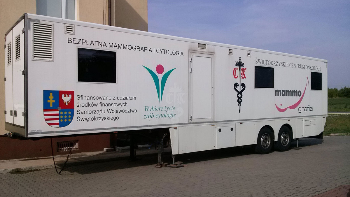 Zaprezentowano cytomammobus Świętokrzyskiego Centrum Onkologii w nowej odsłonie - jako salon profilaktyki. Burty mobilnej pracowni diagnostycznej zdobią wizerunki aktorek kieleckiego teatru, które zachęcają kobiety do badań profilaktycznych.