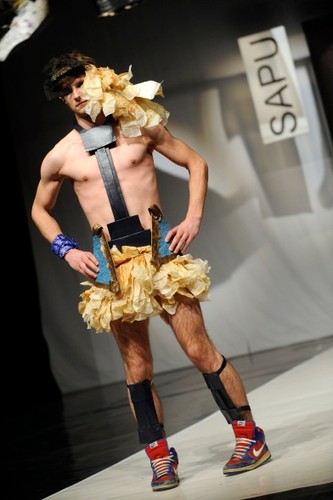 Papierowe kreacje zaprezentowali na zakończenie semestru studenci  pierwszego roku krakowskiej Szkoły Artystycznego Projektowania Ubioru