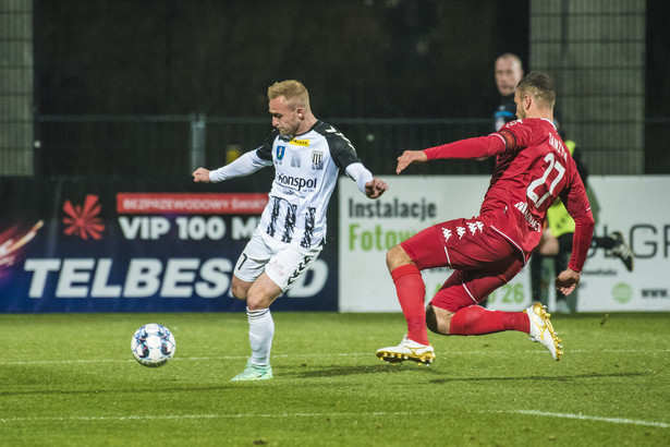 Piłkarz Sandecji Nowy Sącz Robert Janicki (L) i zawodnik Widzewa Łódź Daniel Tanżyna (P) podczas meczu 1. ligi piłkarskiej