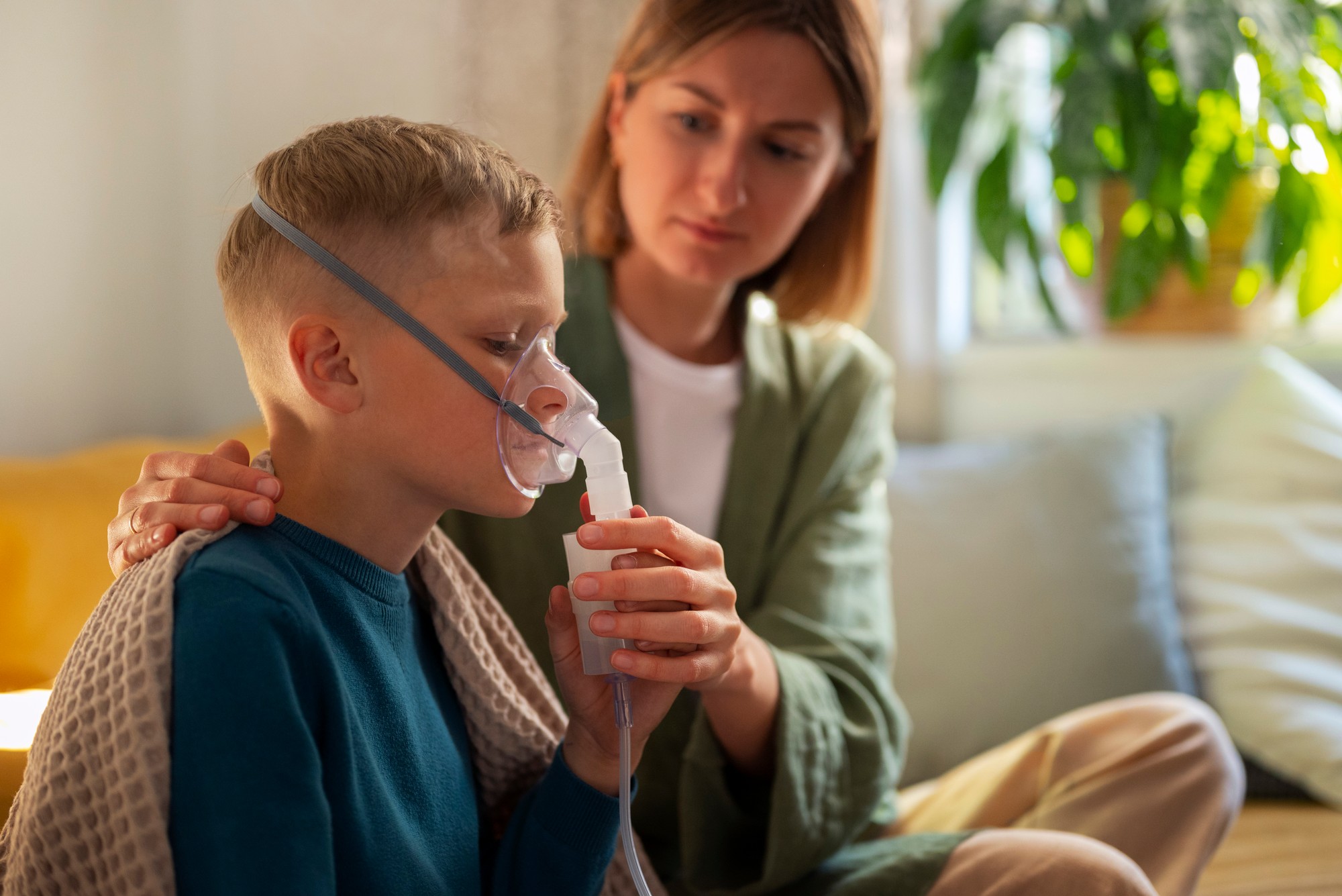 Dieťa používa inhalátor na zmiernenie príznakov astmy. Nová štúdia zistila súvislosť medzi vystavením aerosólu z e-cigariet v domácnosti a častejšími exacerbáciami astmy u detí. (Ilustračný obrázok)