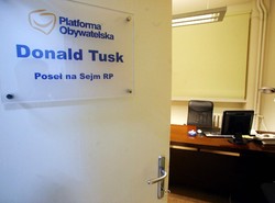 Sierpień '80 okupuje biuro poselskie Tuska