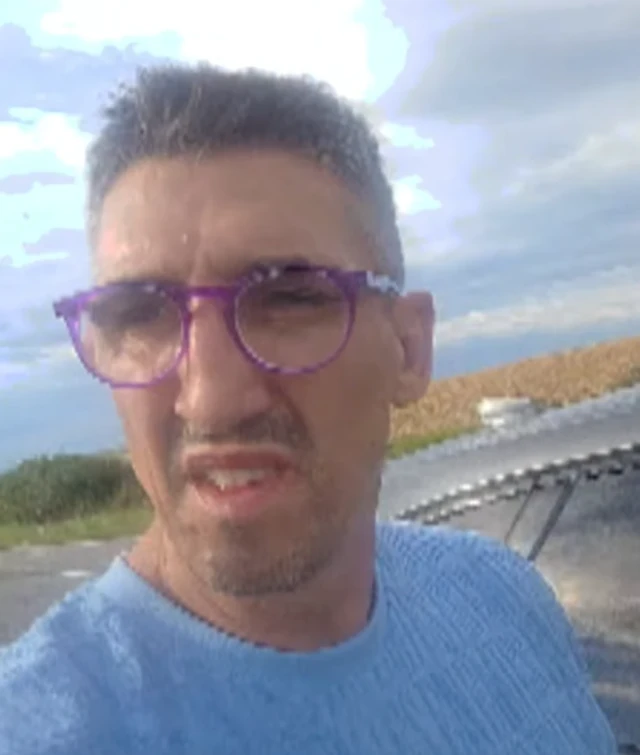 PRVA FOTOGRAFIJA U JEKU SKANDALA I OPTUŽBI ZA NASILJE: Kristijan Golubović nije u porodičnom domu, a košulja razdrljena!