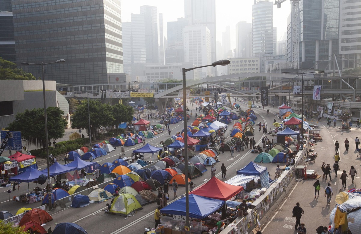 Policja starła się z uczestnikami demonstracji w tunelu w pobliżu budynków administracji Hong Kongu.