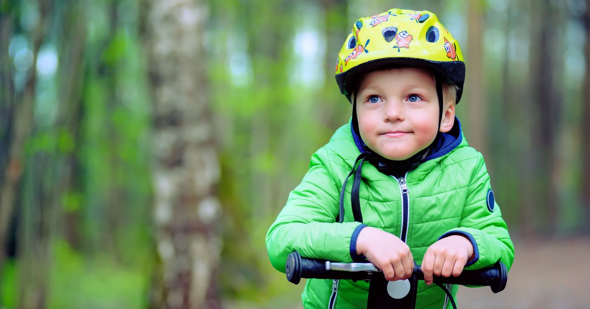 Kask obowiązkowy dla dzieci? Rząd szykuje zmiany dla rowerzystów i użytkowników hulajnóg
