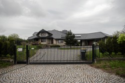 Jak mieszka Paweł Kukiz? "Obejścia pilnują dwa wielkie owczarki"