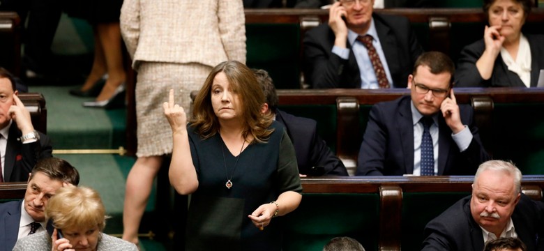 Środkowy palec Lichockiej, opozycja chce dla niej komisji etyki. Posłanka PiS: Oni po prostu kłamią