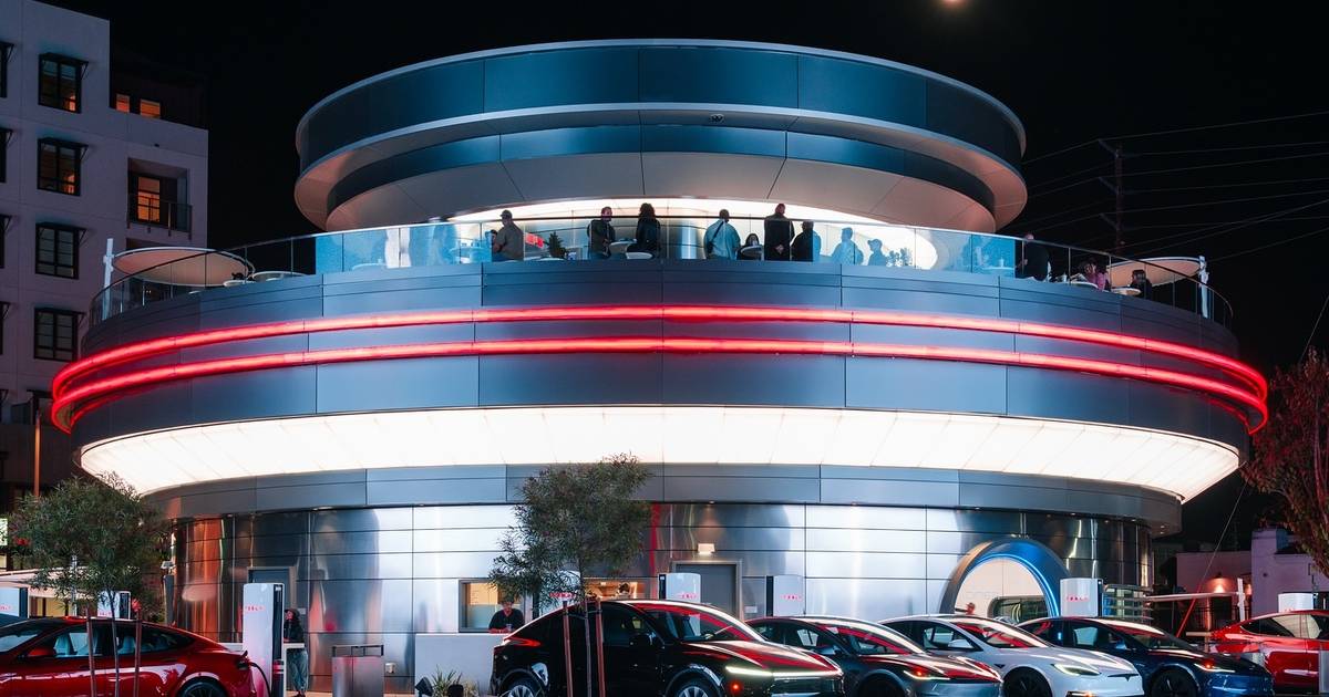 Tesla Diner. Elon Musk otworzył restaurację, w której pracują roboty