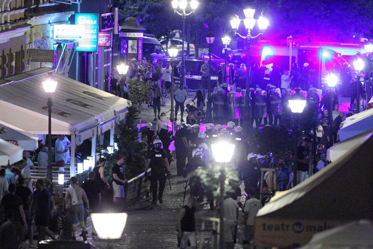 Starcia psudokibiców z policją