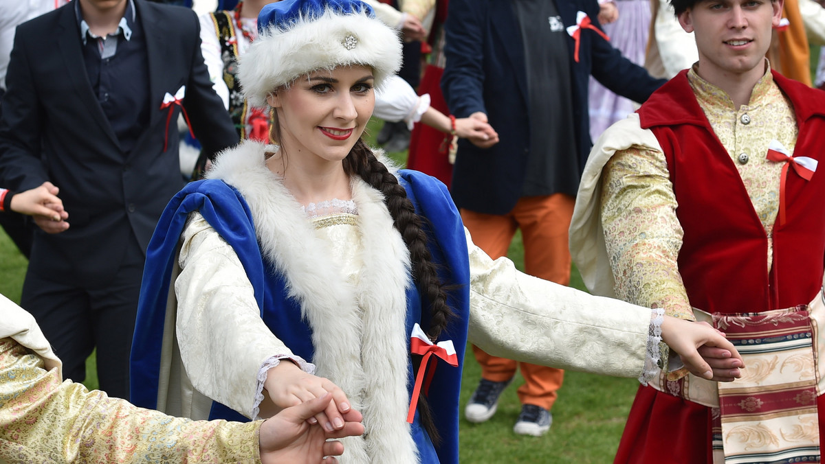 166 par, czyli 332 osoby tańczyły w sobotę poloneza na stadionie KS Górnik w Wieliczce podczas próby bicia rekordu Guinnessa. Oficjalny rekord w tej kategorii należy do Brazylii, gdzie 27 maja 2011 poloneza zatańczyło 160 par.