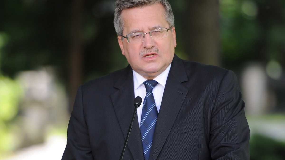 - Nieprawdziwe są informacje o umowie czy słowie danym przeze mnie, że spotkam się tylko z Jarosławem Kaczyńskim - oświadczył prezydent Bronisław Komorowski, pytany o nieobecność prezesa PiS na spotkaniu z przedstawicielami partii w Pałacu Prezydenckim.