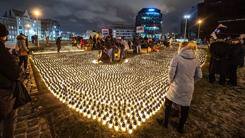 Gigantyczne serce ze zniczy na Placu Solidarności w Gdańsku