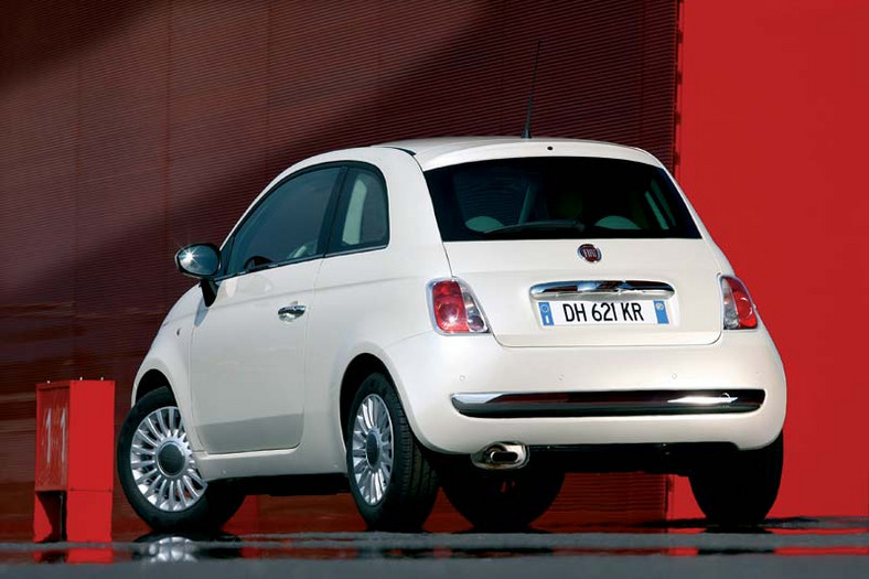 Fiat sprzedał 94 tys. pięćsetek i zwiększa produkcję do 200 tys.