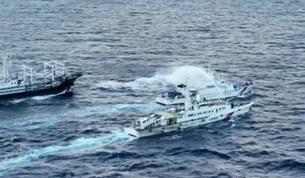 Snimak Filipinske obalske straže pokazuje brod Kineske obalske straže kako koristi vodeni top na patrolni brod Filipinske obalske straže kod Drugog Tomasovog gebena u Južnokineskom moru 10. decembra