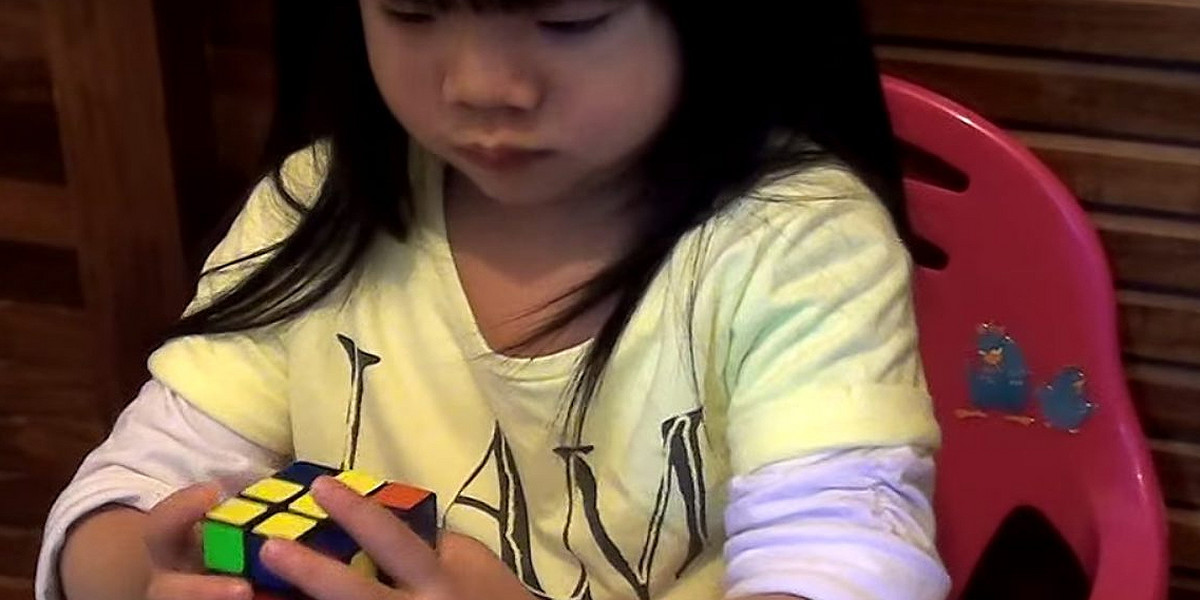 Genialna 2-latka! Układa kostkę Rubika w 70 sekund