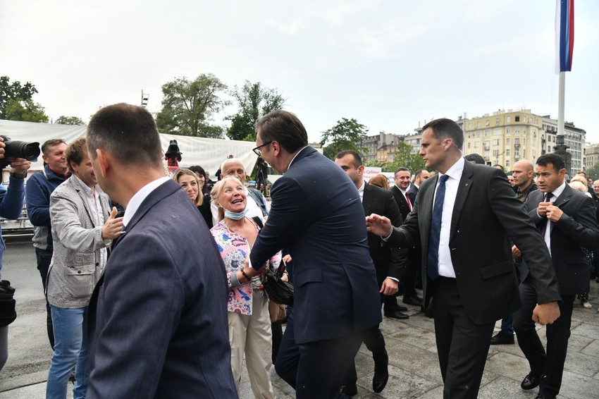 .Građani su čekali ispred parlamenta kako bi čestitali predsedniku drugi mandat 