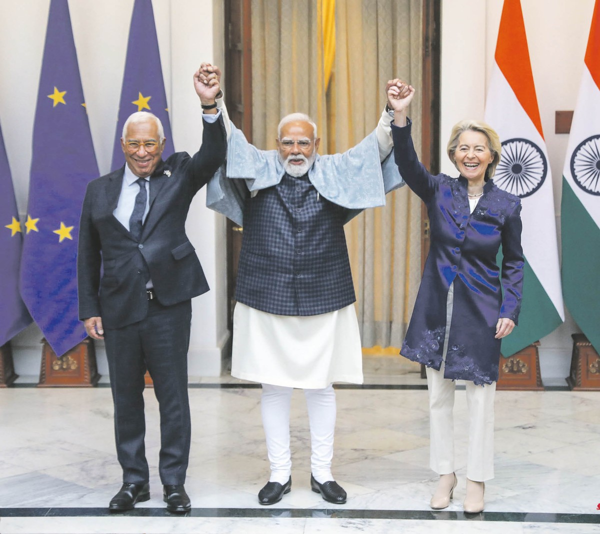 Przewodnicząca KE Ursula von der Leyen, szef Rady Europejskiej Antonio Luis Santos da Costa i premier Indii Narendra Modi (w środku). Nowe Delhi, 27 stycznia 2026 r.