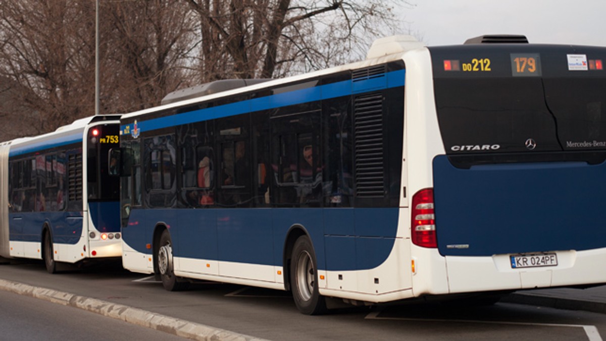 Okres świąteczno-noworoczny w krakowskiej komunikacji miejskiej jeszcze się nie skończył. W poniedziałek tramwaje i autobusy, podobnie jak 2 stycznia, jeżdżą według sobotniego rozkładu. We wtorek będą kursowały jak w święta. Od 7 stycznia podróżnych czeka natomiast mała zmiana. Tymczasowa linia tramwajowa numer 72 z Borku Fałęckiego na Dąbie zamieni swój numer na 12 i będzie kursowała na stałe - informuje Radio Kraków.