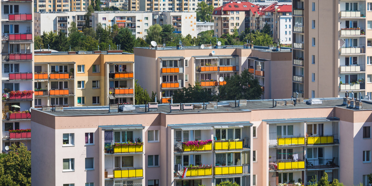 Zdaniem eksperta HRE Investment w mieszkaniach Polacy upatrują bezpiecznej przystani dla kapitału, a trend ten wzmacniają rekordowo niskie stopy procentowe, czyli tanie kredyty i niemal nieoprocentowane lokaty.