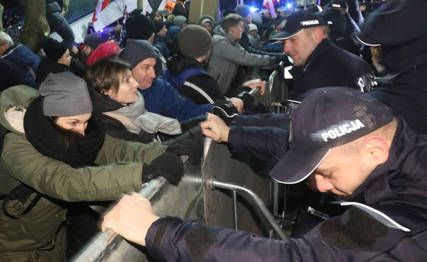 Protesty przed Senatem. Policja kieruje do sądu wnioski o ukaranie 38 osób