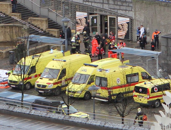 Policja nie chce zdradzać szczegółów, ale wiadomo, że dwóch albo trzech napastników wrzuciło w tłum kilka granatów