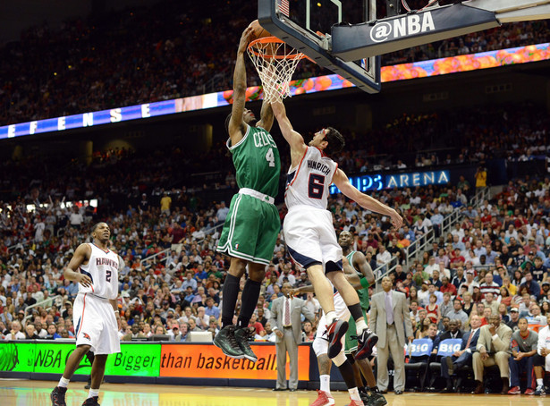 Koszykarz Celtics wkłada piłkę do kosza