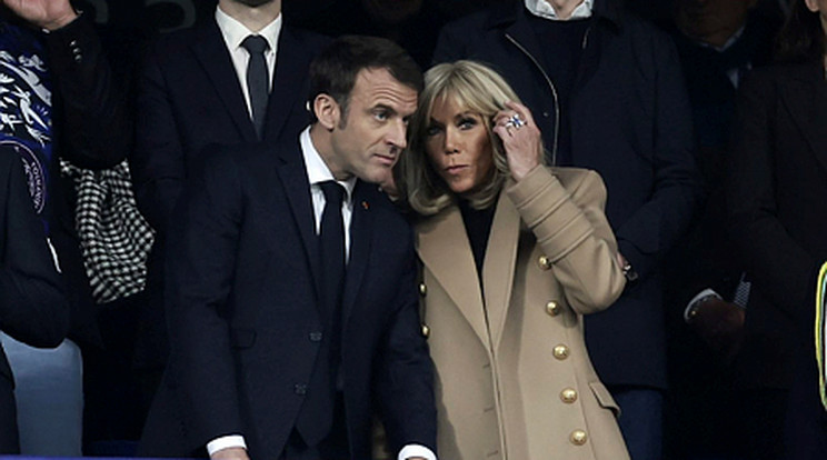 Emmanuel Macron és a felesége, Brigitte Macron a rokonaikkal együtt állandó támadásnak vannak kitéve/Fotó: MTI/EPA/Christophe Petit Tesson