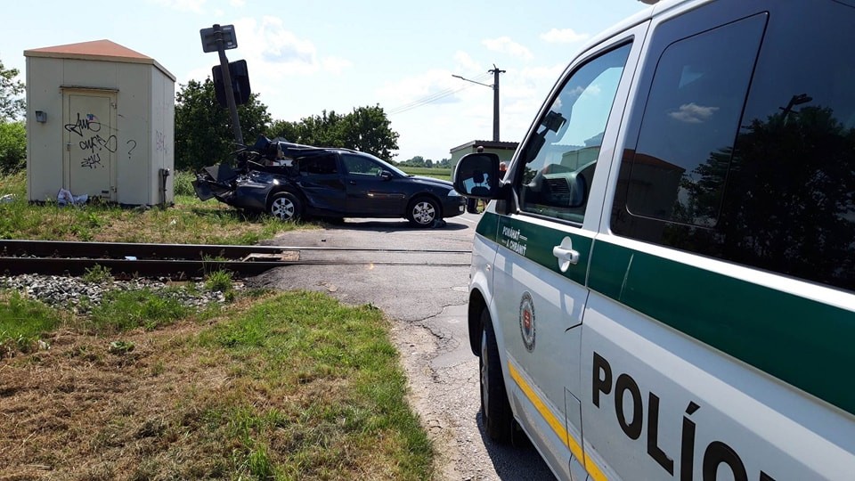 Nehoda osobného auta s vlakom si vyžiadala jedno zranenie.