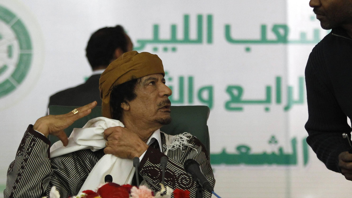 Arabska telewizja Al-Dżazira poinformowała w nocy z poniedziałku na wtorek, że Muammar Kaddafi zaproponował rebeliantom negocjacje, których rezultatem mogłoby być jego ustąpienie. Przeciwnicy dyktatora odrzucili jednak jego ofertę, twierdzi Al-Dżazira.