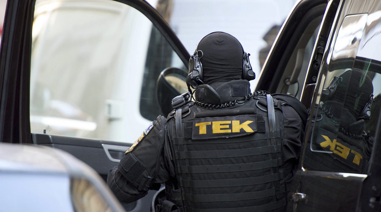 A Terrorelhárítási Központ (TEK) munkatársai hozták haza a perui magyar nagykövetet. Fotó: MTI