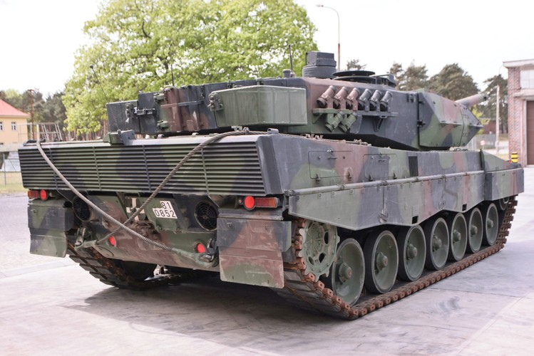 Czołg Leopard 2A5 to konstrukcja z końca 1990 roku. W skład załogi wchodzi czterech żołnierzy.<BR><BR>Fot. (lm/jkm) PAP/Lech Muszyński