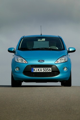 Bogatszy wariant Titanium to Ambiente plus klimatyzacja sterowana manualnie, elektrycznie regulowane szyby przednie i lusterka boczne z podgrzewaniem, centralny zamek, światła przeciwmgłowe, 15-calowe koła