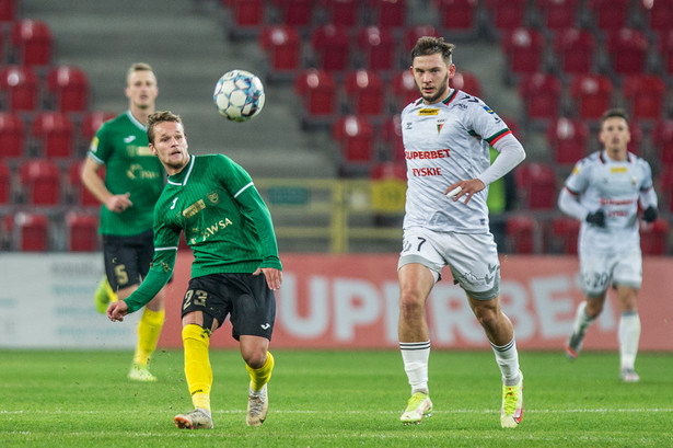 Piłkarz drużyny GKS Jastrzębie Konrad Handzlik (L) i Jakub Piątek z GKS-u Tychy (P) podczas meczu 1. ligi