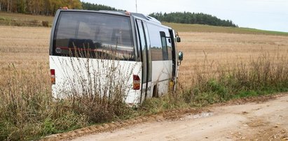 Nastolatek rozbijał się kradzionym autobusem. Kiedy pojazd utknął w polu, wrócił na parking i wpadł na wyjątkowo głupi pomysł