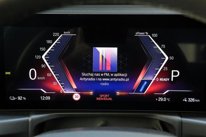 Testowe BMW i4 eDrive40 rozpędzało się od 0 do 100 km/h w 5,3 s. BMW Live Cockpit Plus z zakrzywionym wyświetlaczem jest seryjny. Ma świetną jakość i jest czytelny.