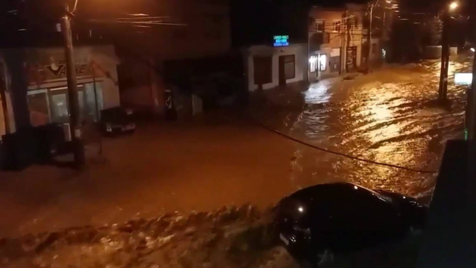 Ulice u Aranđelovcu i Mladenovcu su se sinoć pretvorile u reke