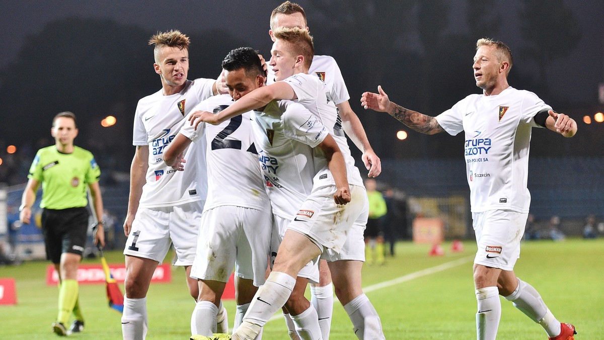 Pogoń Szczecin pokonała Podbeskidzie Bielsko-Biała 2:0 (0:0) w 20. kolejce Ekstraklasy. Jednym z bohaterów meczu był zdobywca obu bramek Wladimer Dwaliszwili. Gruzin zanotował swoje premierowe trafienia w barwach Portowców. W pierwszej odsłonie miały miejsce natomiast dwie duże kontrowersje, które mogły zmienić przebieg spotkania.