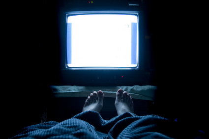 Dlaczego przeglądanie smartfona w łóżku jest gorsze dla snu niż oglądanie telewizji?