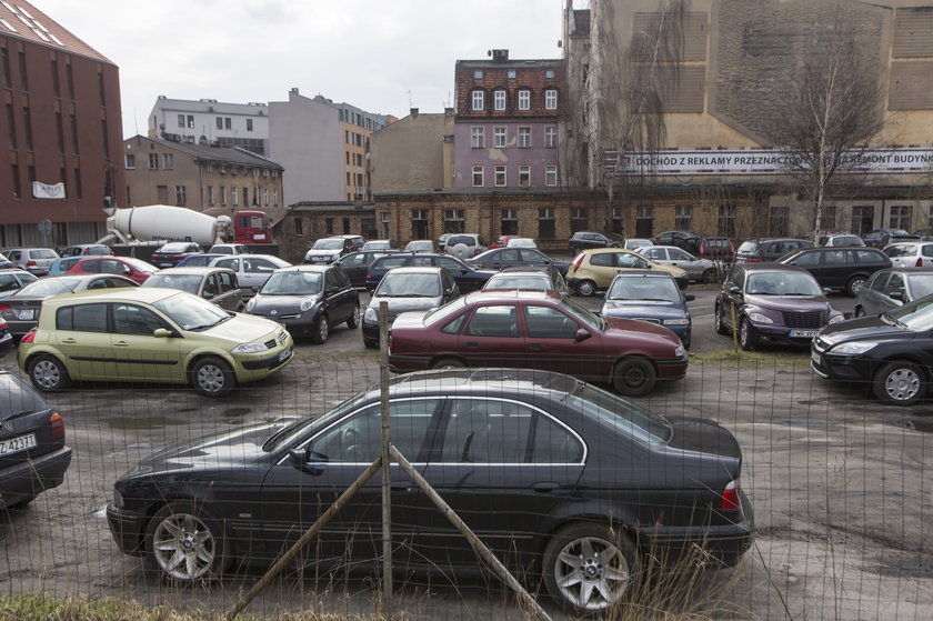 Zabierają miejsca parkingowe