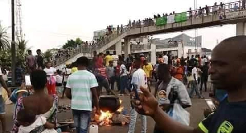 #EndSars: Edo youths protest despite 24-hour curfew. [Twitter/@SaharaReporters]