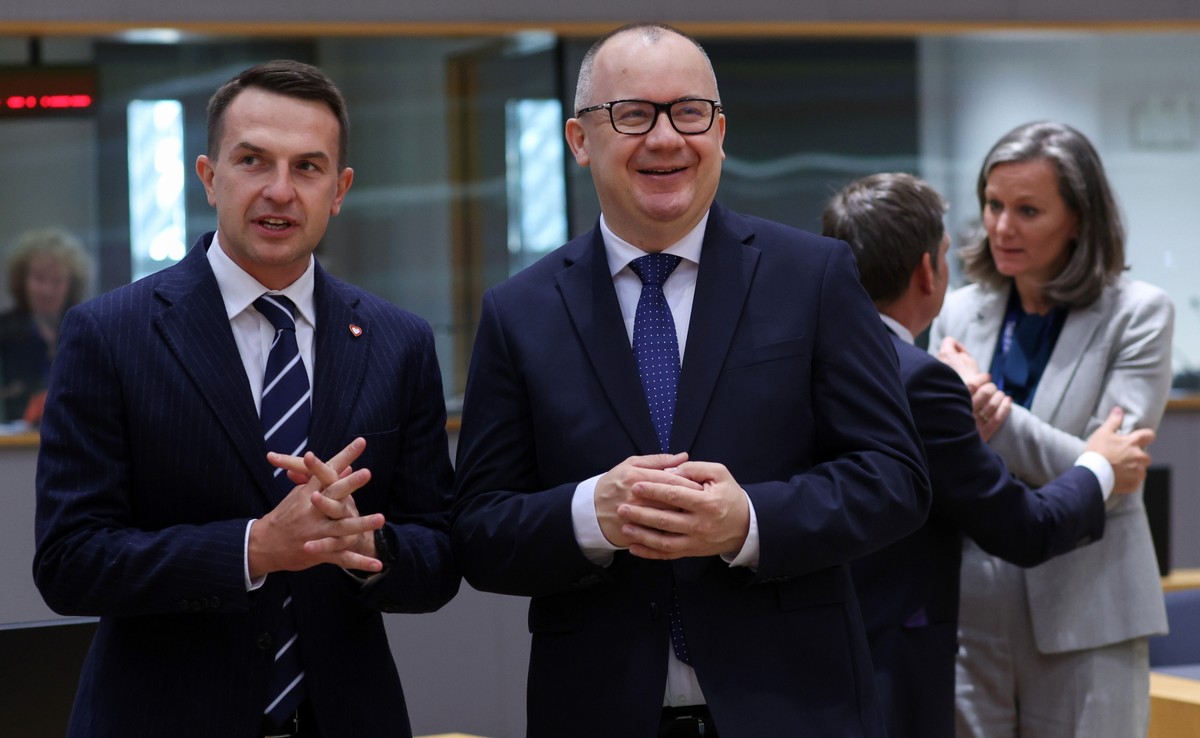 Minister spraw europejskich Adam Szlapka i minister sprawiedliwości Adam Bodnar rozmawiają podczas Europejskiego Posiedzenia Rady do Spraw Ogólnych w Brukseli