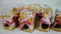 Pyszny pleśniak z truskawkami. Niespotykany przepis od Heni Foks