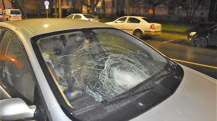 Az autó szélvédője durván betört /Fotó: police.hu